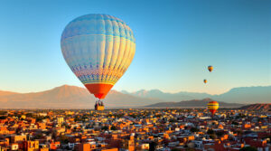 offrez-vous des souvenirs magiques à marrakech avec un survol en montgolfière. profitez d’une vue spectaculaire sur la ville et ses paysages aux premières lueurs du jour. réservez votre aventure inoubliable dès maintenant !